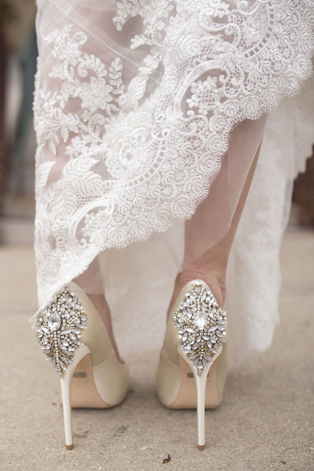Kansas City best wedding photographer Susy photo at the la vill venue for bride and grooms wedding day photos