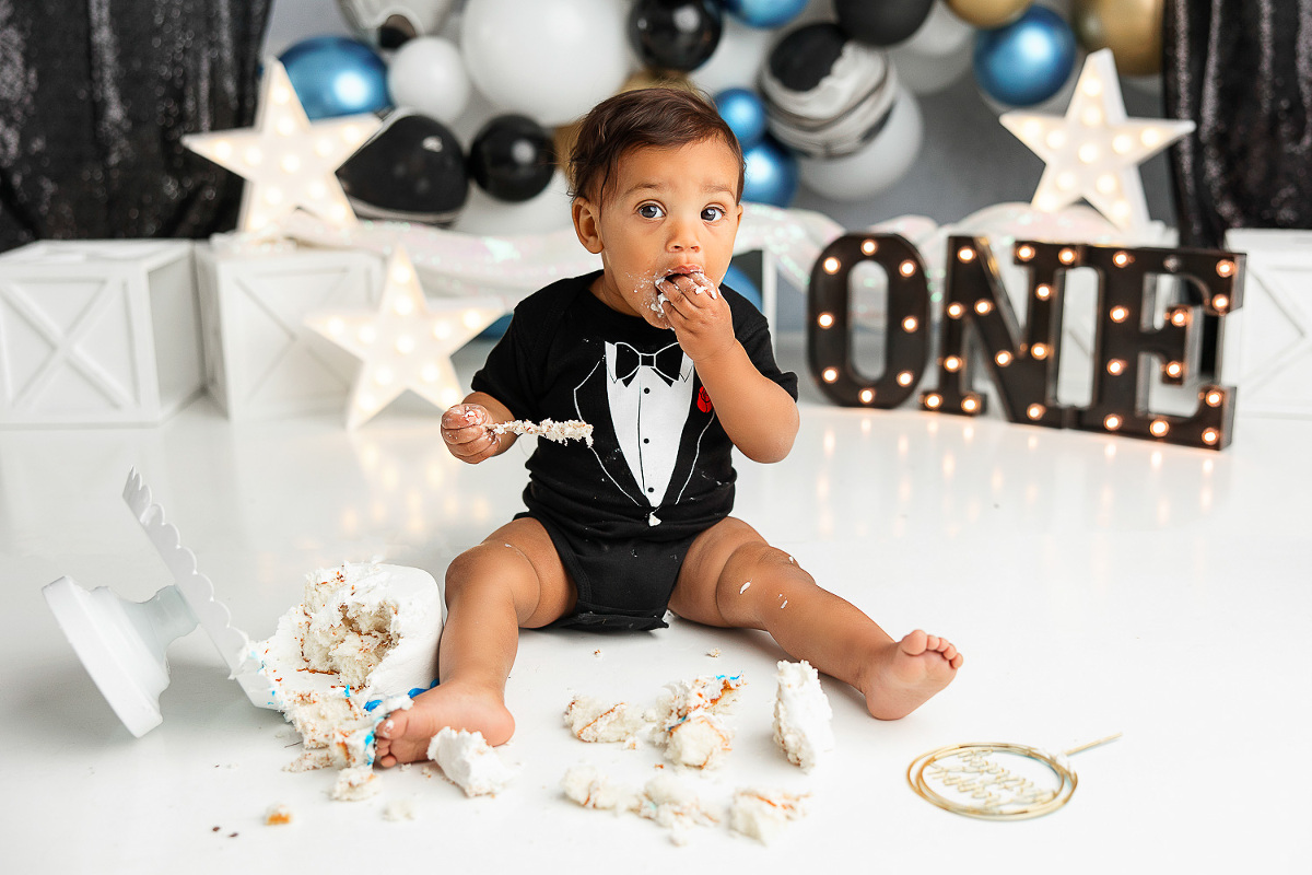 Cake Smash Inspiration Awards Black and White bow tie Kansas City baby portraits Susy photo