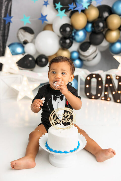 Kansas City Cake Smash Photographer Award Onderful session Black Gold Blue balloons