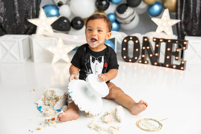Kansas City Cake Smash Photographer Award Onderful session Black Gold Blue balloons