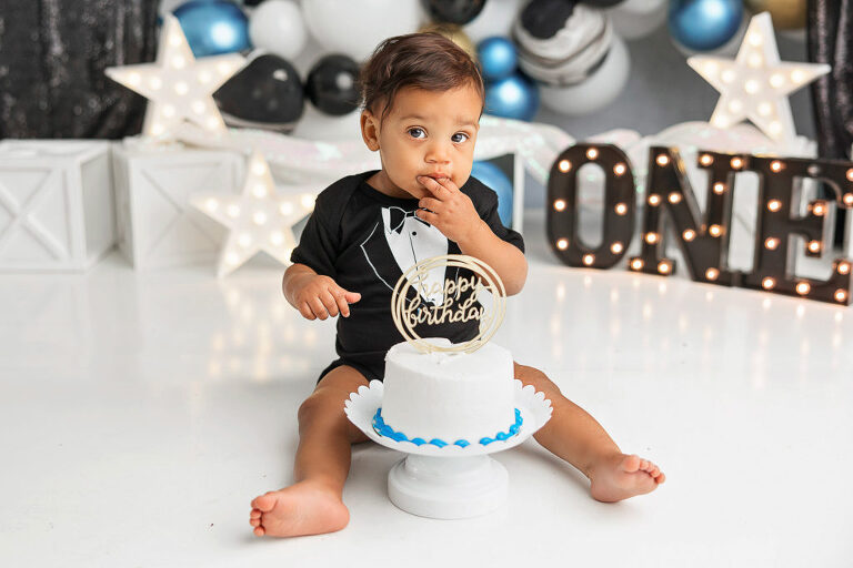 Kansas City Cake Smash Photographer Award Onderful session Black Gold Blue balloons