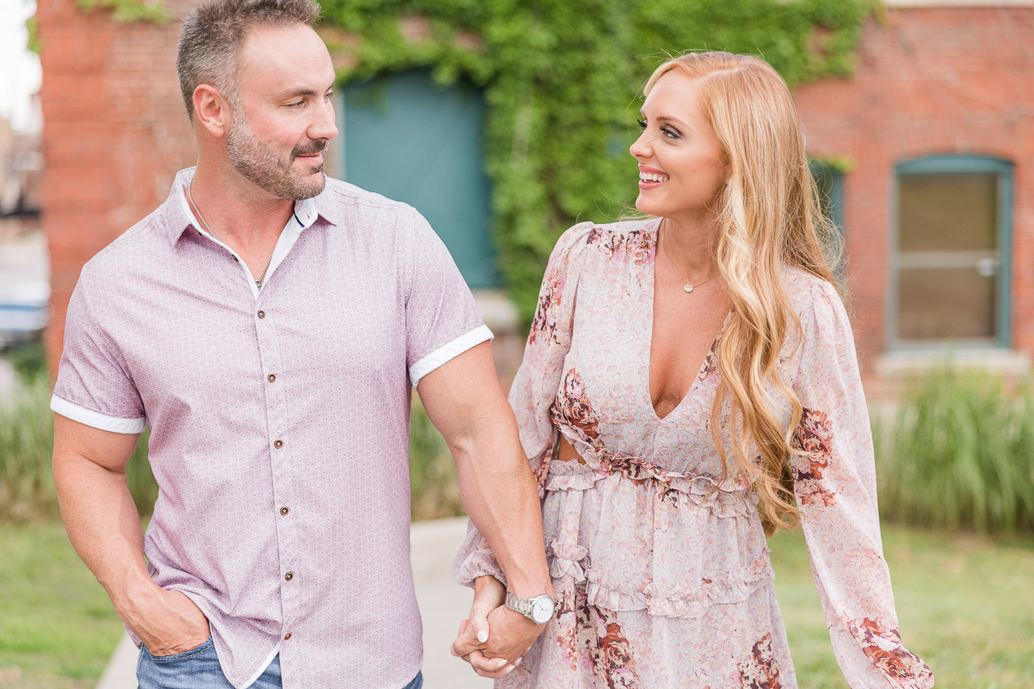 https://susy-photo.com/wp-content/uploads/2022/07/03-7466-post/Kansas-City-Engagement-Session-Downtown-crossroads-best-wedding-photogrpaher-kc-westbottoms-7.jpg