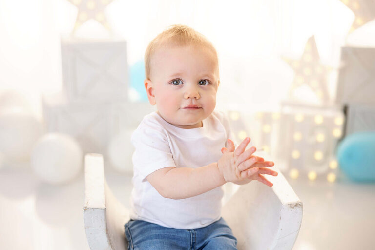 Cake Smash Babies Baby First Birthday Pictures Kansas City Photographer Photo light and airy bright white simple background inspo inspiration_1
