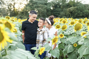 Grinters sunflower field mini sessions_Susy Photo_Family Photogtapher_Kansas City Photographer_Mini Sessions