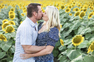 Grinters sunflower field mini sessions_Susy Photo_Engagement Photographer_Kansas City Photographer_Mini Sessions