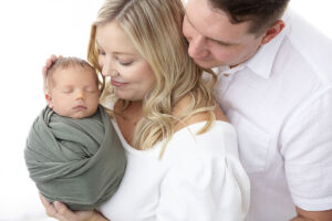 Newborn Photographer Kansas City Susy Photo_Baby Wyatt_Family posing inspiration_
