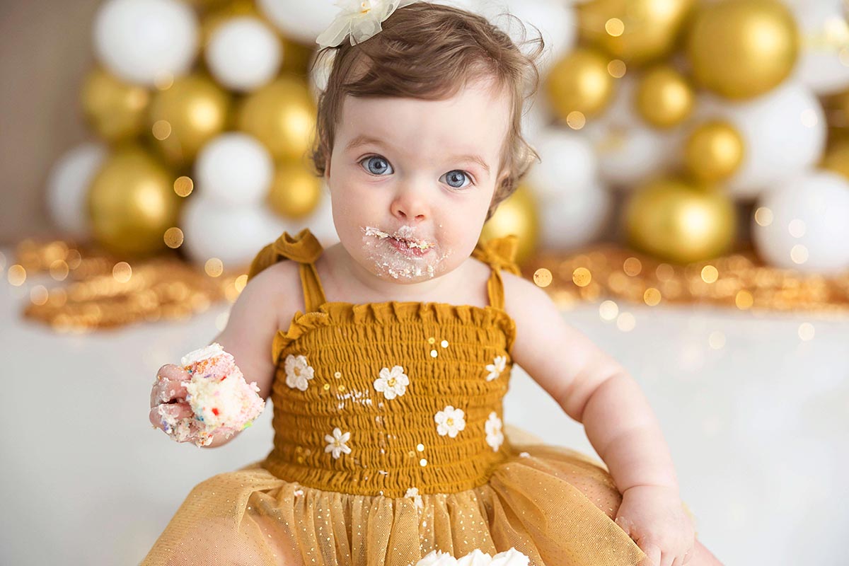 Kansas City cake smash photographer gold balloon birthday inspiration party ideas
